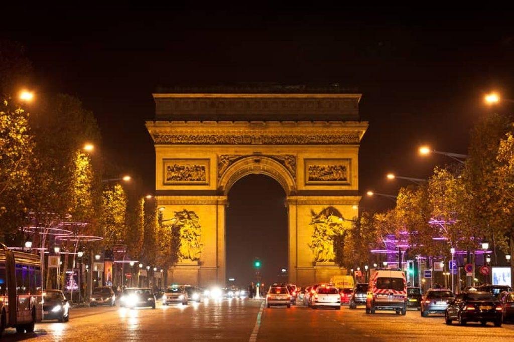 free walking tour paris night