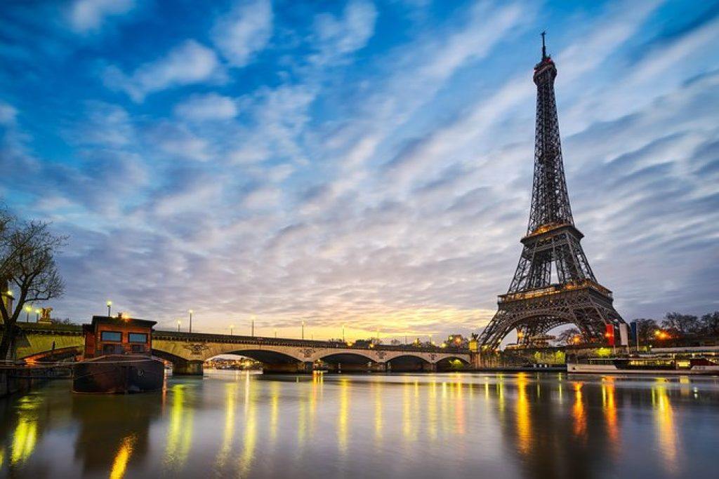 Eiffel tower in the evening with reflictions on the river