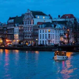 view-of-amsterdam-canals-at-night