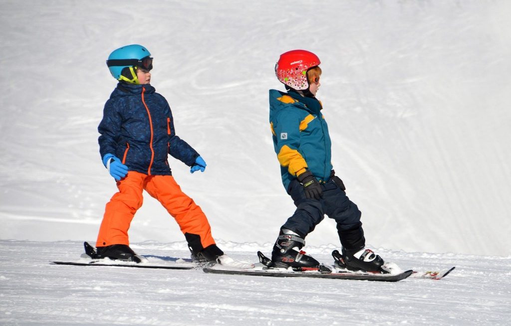 Children learning to ski 