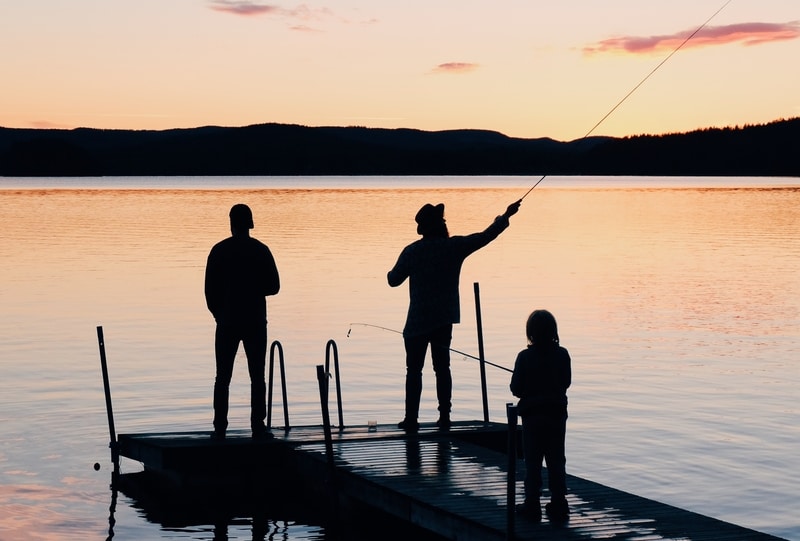 people-fishing-at-lake