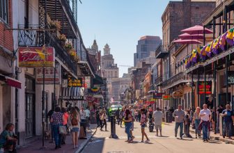 Busy-streets-of-new-orleans