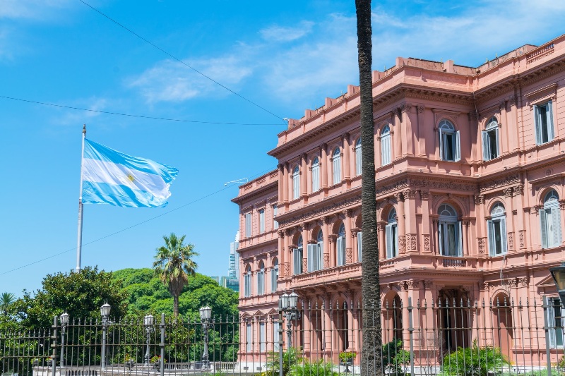Photo of Casa Rosada and Argentinian flag 