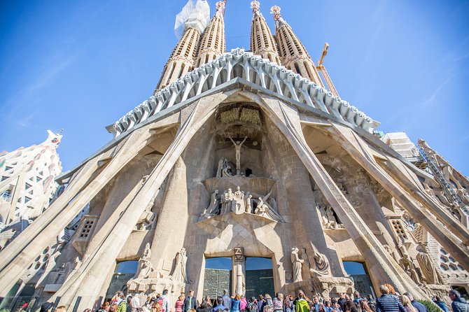 Priority Access: Barcelona Sagrada Familia Tour with Tower Entry