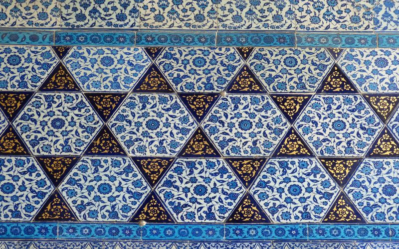an example of the blue patterned tiles that cover topkapi palace