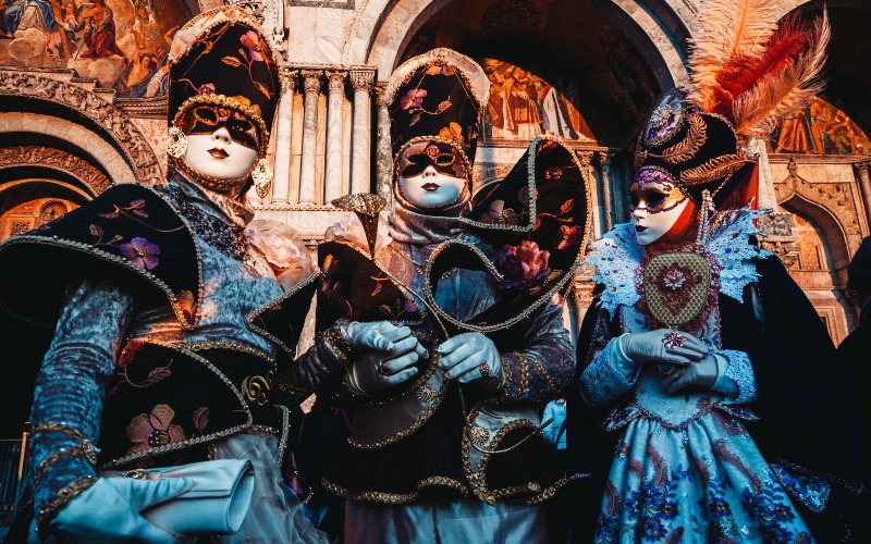 Traditional Carnival masquerade outfits in Venice