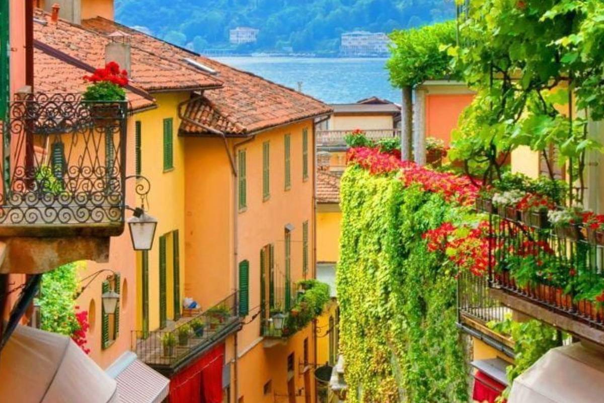 a narrow alleyway in Lake Como Italy
